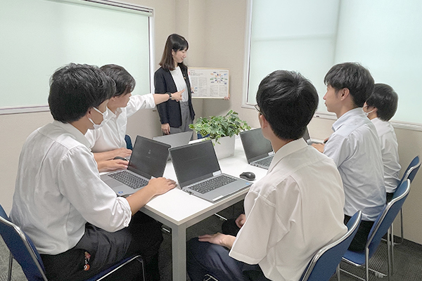 社員同士で会議をしている様子の写真